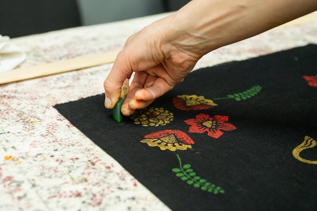 Zbliżenie nici i wzoru haftu